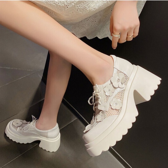 White Flower Platforms - size 8 - Picture 1 of 4